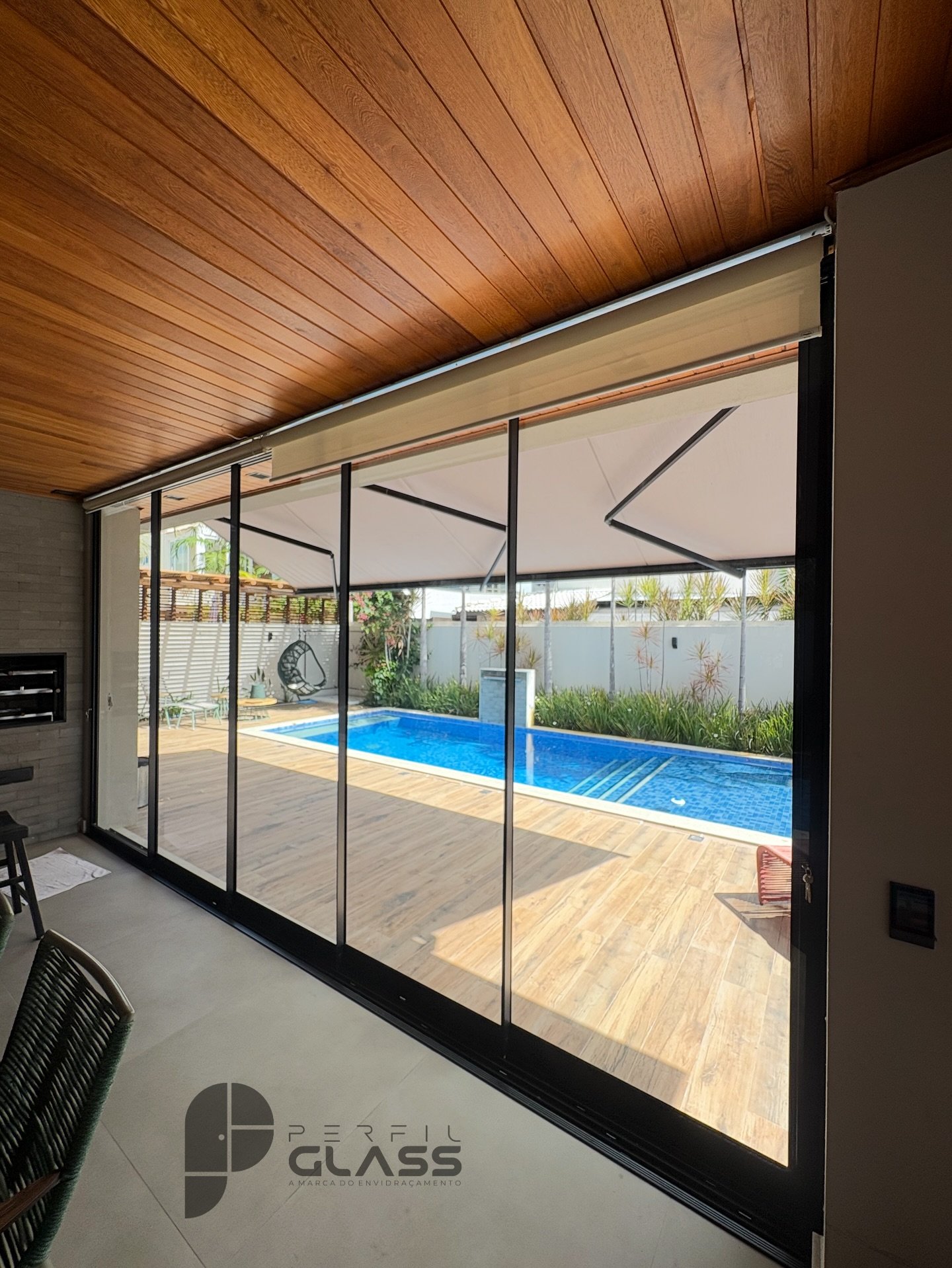 Esquadria de alumínio integrando área da piscina
