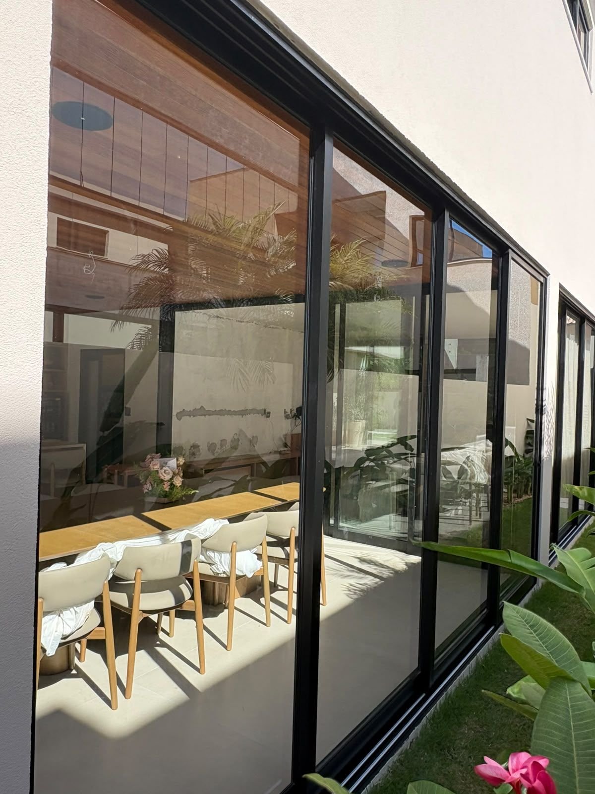 Envidraçamento de sacada com esquadria de alumínio preta em residência de alto padrão